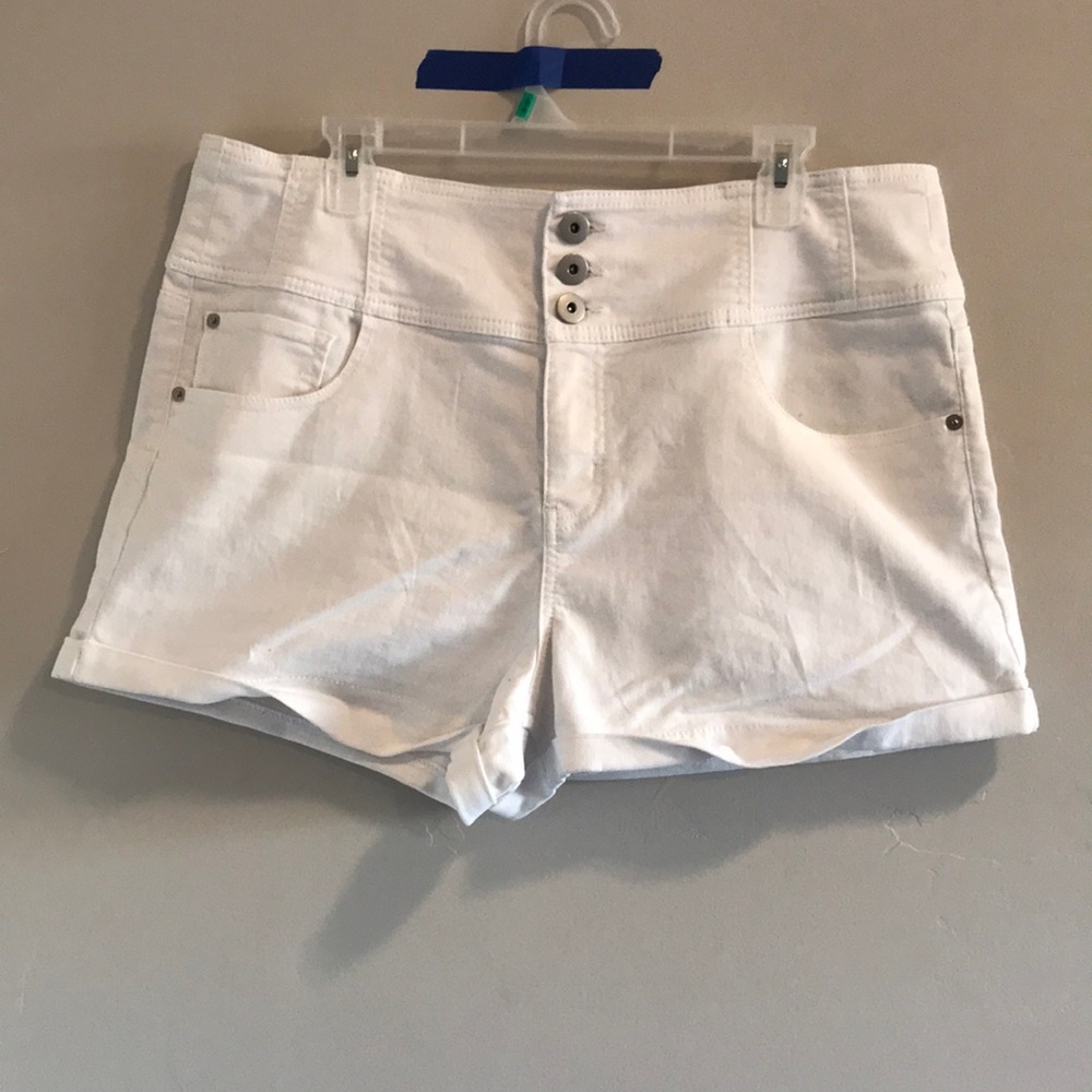 Cute white shorts 🤍